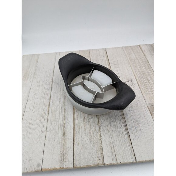 Pampered Chef #2418 Mango Wedger & Corer with Blade Cover - Picture 1 of 4